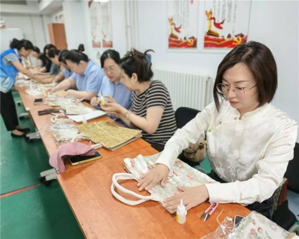登录入口 锦绣匠心 非遗传承 ——大屯街谈总工会“文化惠企”之宋锦布包制作活动